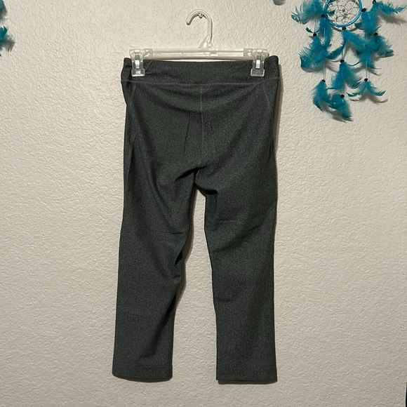 Under armor, Capri Leggins.  (Bin#1 - Picture 2 of 3